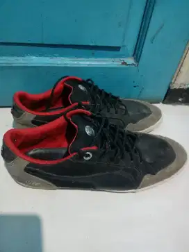 Menjual sepatu puma bmw