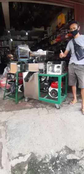 1 SET MESIN PERAS SANTAN & parut kelapa