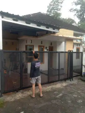 Mengerjakan pagar model forpereted minimalis