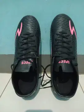 Sepatu olah raga merk specs