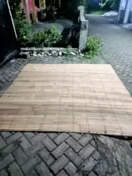 Tirai bambu untuk tampias panas dan hujan