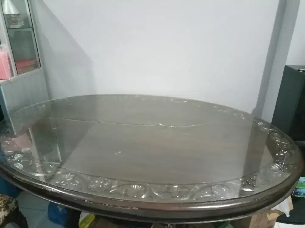 Meja makan Oval