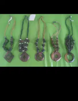 Aksesoris kalung bahan kayu