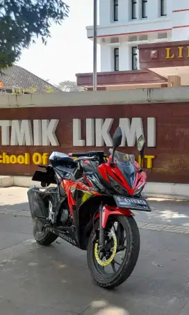 Honda CBR 150 R Victory Red