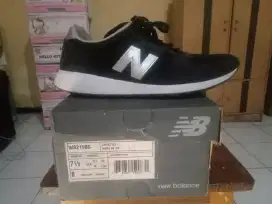 Sepatu hitam NB