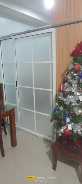 Sekat ruko kaca