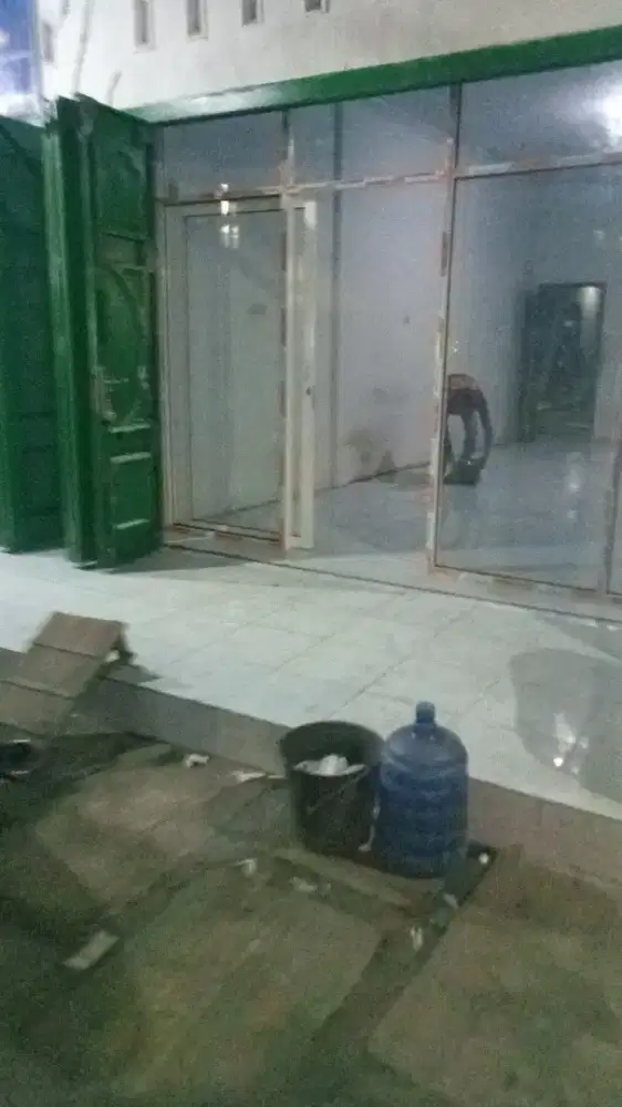 Pintu kaca ruko