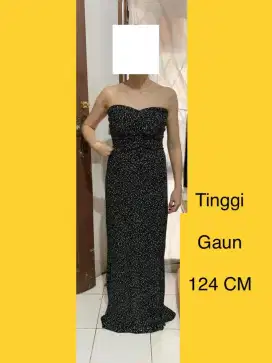 C) Gaun pesta wanita stretch hitam mengkilap Jessica McClintock.