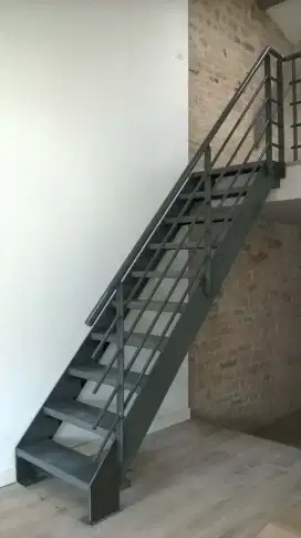 Tangga besi rumah