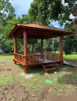 Saung bahan kayu 3x3m terpasang di lokasi