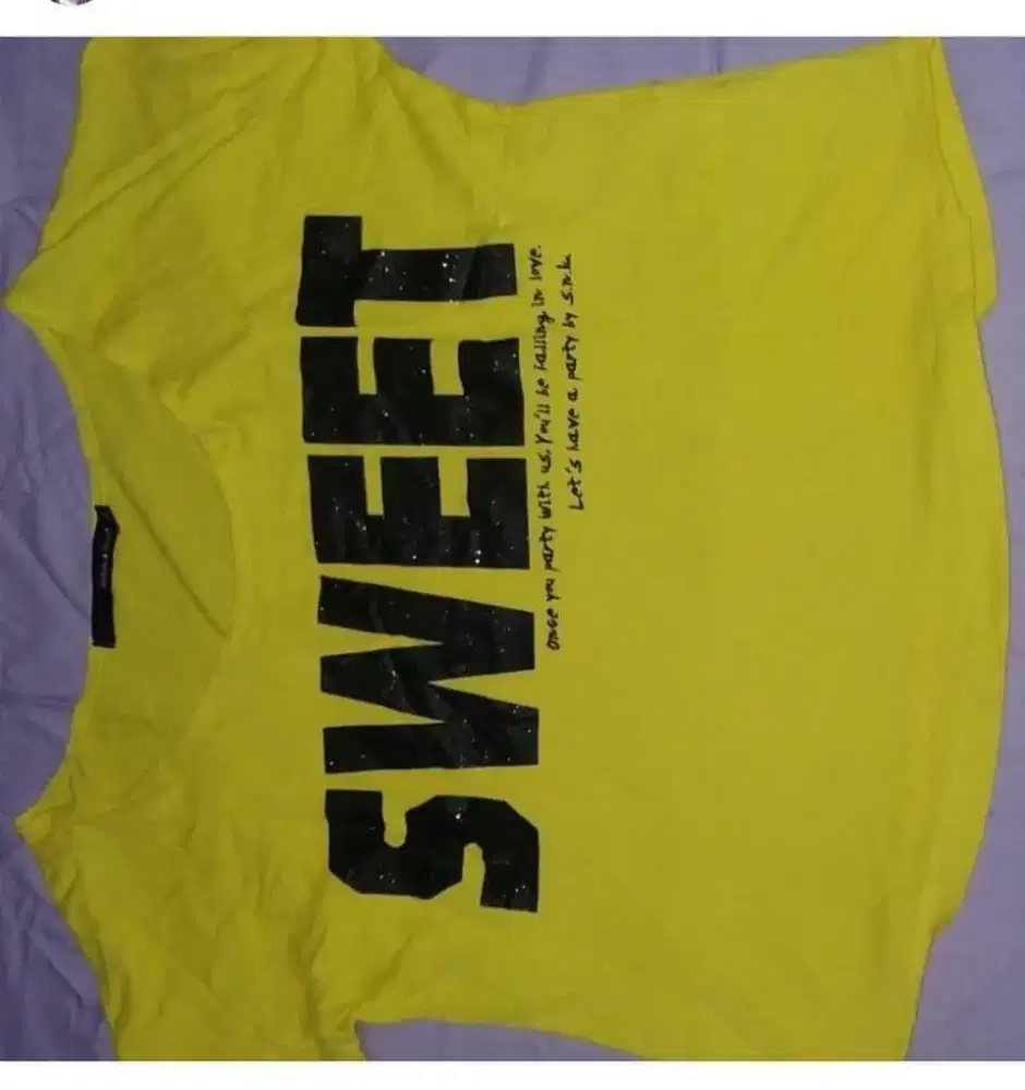 Kaos oblong wanita remaja Samuel + Kevin warna kuning.
