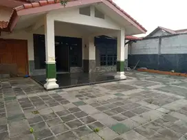 Rumah Dekat Stasiun Dengan Halaman Luas Di Jalan Raya Cilebut