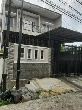 Rumah 2 Lantai, LT 200 m2, LB 320 m2, Jual Cepat, Tanpa Perantara.