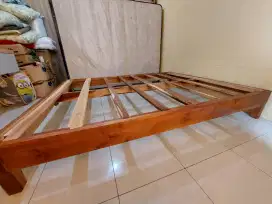 Dipan Kayu Mahogani Ukuran Queen