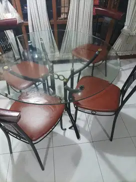 Meja makan bundar