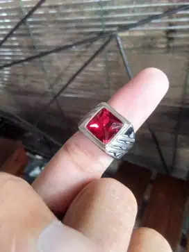 Cincin permata Merah