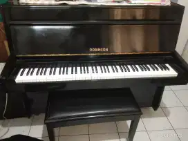 Piano Klasik Antik merk Robinson