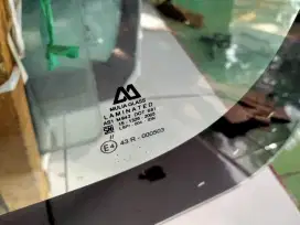 Kaca mobil terdekat