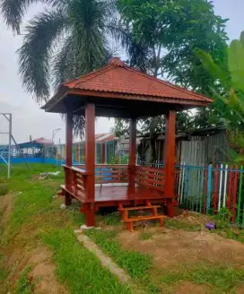 Gasebo 2x2m meter bahan kayu jati terpasang di lokasi.