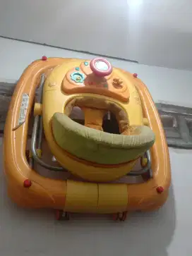 Baby walker  alat bantu belajar jalan anak