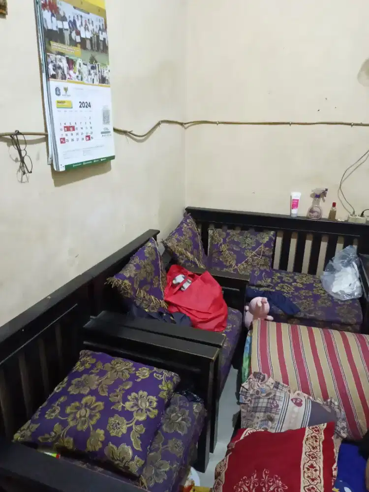 Di jual 1 set sofa kayu.