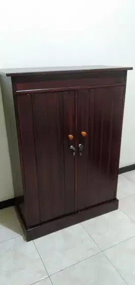 Lemari pakaian dua pintu