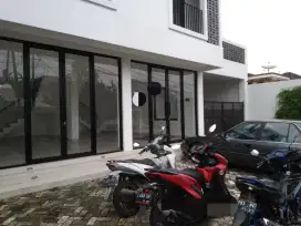 Disewakan ruko 2 lt di pinggir jln.KAV. AL duren sawit