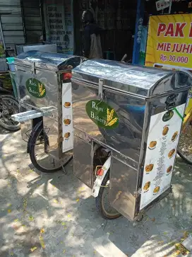 Helper dan Pedagang roti keliling