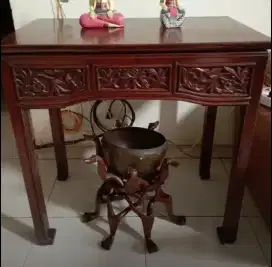 Meja kayu antik