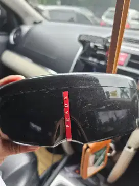 Kaca mata hitam cermin Prada