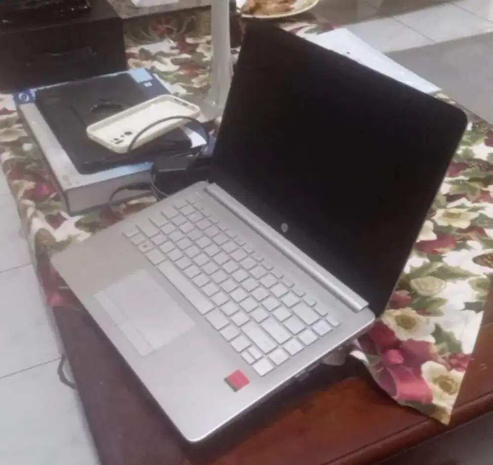 Laptop HP 14s-dk0024AU AMD A9-9425 RAM 4GB AMD, Mulus, lengkap Dus,Tas