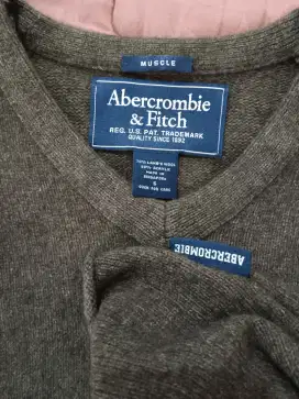 Original Sweater Abercrombie & Fitch warna hijau botol
