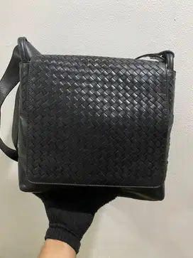 Tas selempang bottega veneta intrecciato leather