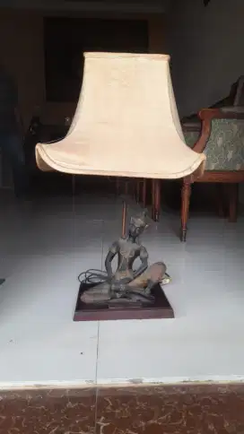 Lampu meja antik patung bagus