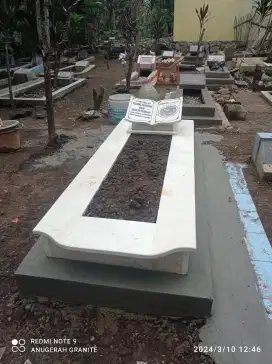 Nisan dan makam marmer