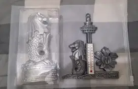 Pajangan Termometer dan Patung Merlion Silver Singapore