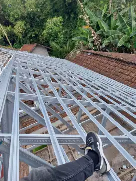Kontruksi atap baja ringan plafon pvc gypsum
