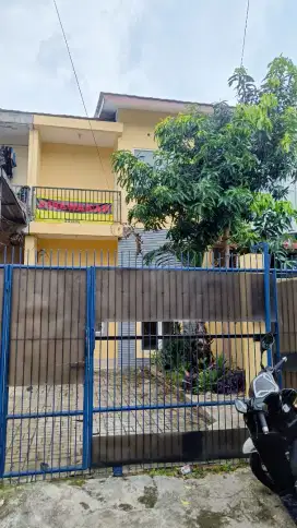 Sewa kontrak Rumah lokasi strategis halaman luas