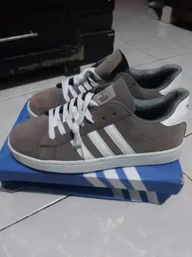 Sepatu kasual adidas campus