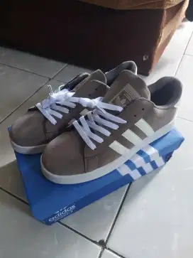 Sepatu kasual adidas campus