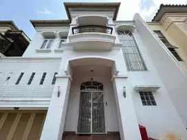 Dijual Rumah di Jl Permata Mediterania Raya 2 Lantai 3BR+1 Furnished
