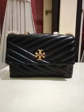 Torry Burch Kira Hitam