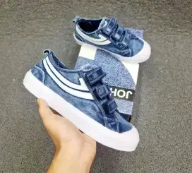 SEPATU SNEAKERS JOHNSON GALAXY DENIM SLIP ON