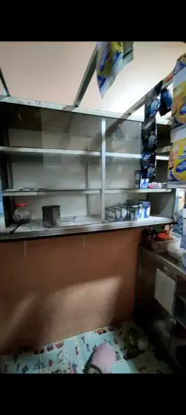 Etalase Tempat Makanan atau buku-buku