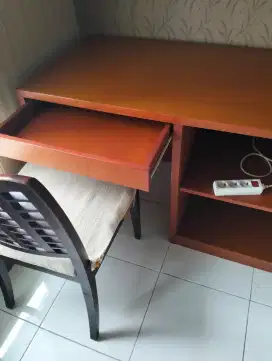 Meja belajar kayu tebal