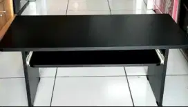 Meja komputer lesehan