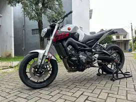 Yamaha MT09 Warna silver/ Abu- abu