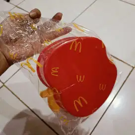 Merchandise souvenir ultah McD
Kotak makan kotak bekal