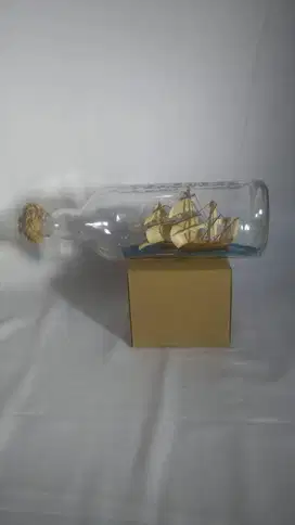 Pajangan kapal dalam botol kaca
