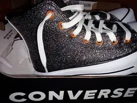 Di Jual Sebuah Sepasang Sepatu Wanita Merk Converse Asli Made in Vietn